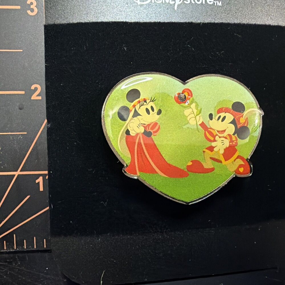 Disney Store Mickey Minnie Medieval Romance Heart Pin New Old Stock 2004-2008